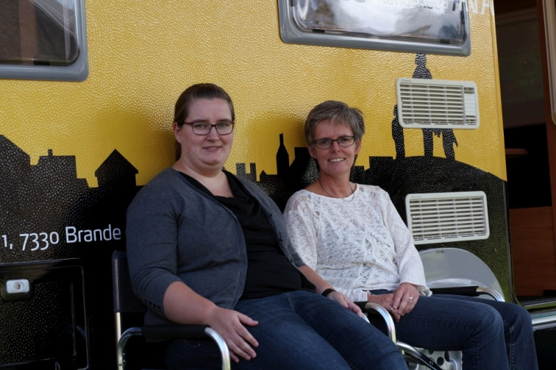 2 x Lene, ingeniørerne Lene Krogh (t.v.) og Lene Hoffmann (t.h.) bemander campingvognen, som besøger Torvet i Brande på onsdag.